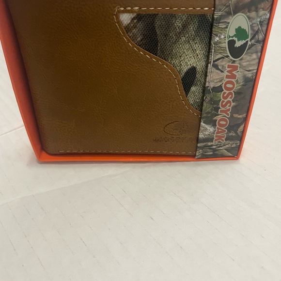 Mossy Oak Tan Wallet with Camo Accent - Picture 1 of 6